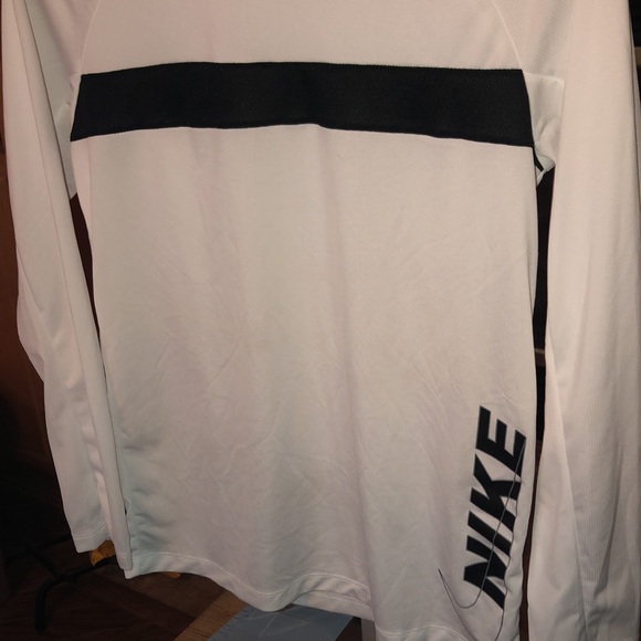 Long sleeve Nike dry fit top very lightweight for working out/running - Picture 2 of 8